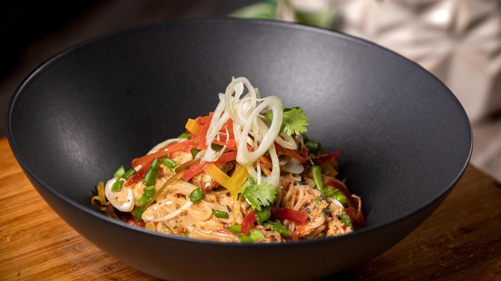 ホリデイイン サントドミンゴ ホテル＆スイーツ エクステリア 写真 A bowl of Thai peanut chicken salad