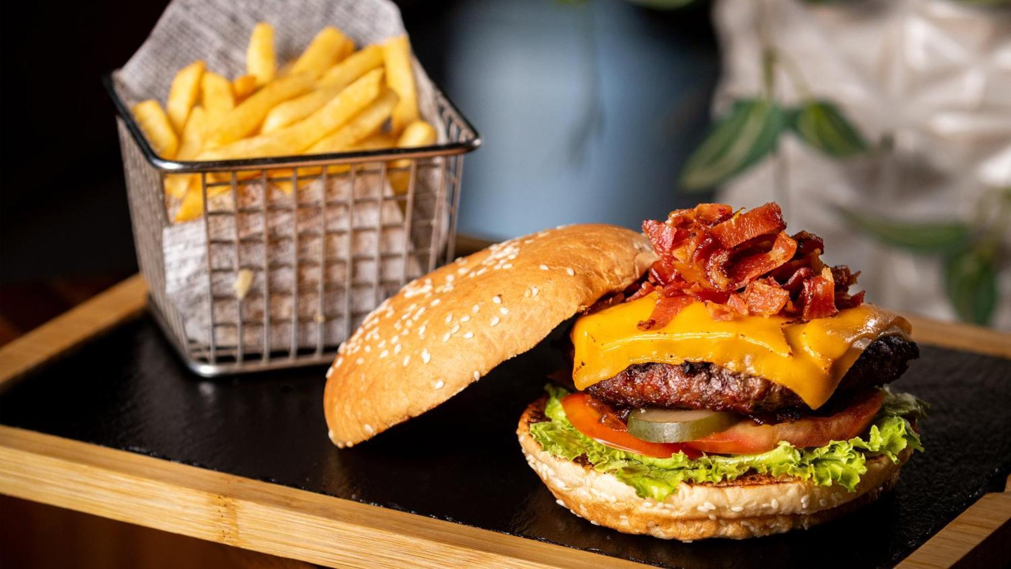 ホリデイイン サントドミンゴ ホテル＆スイーツ エクステリア 写真 A cheeseburger with bacon