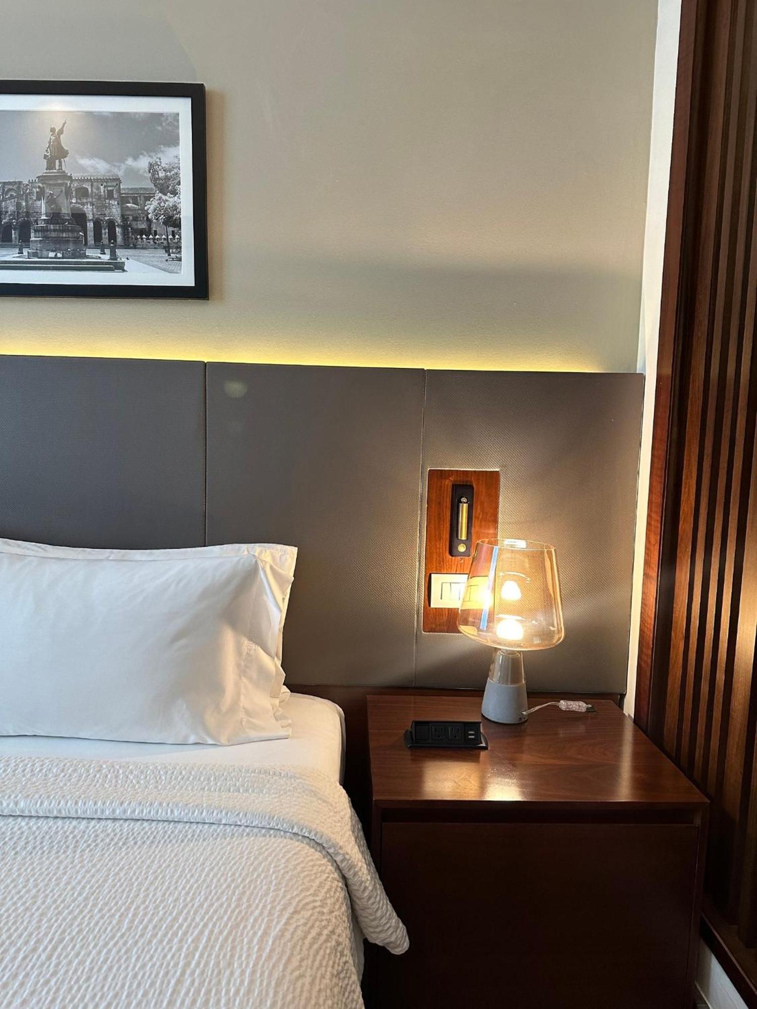 ホリデイイン サントドミンゴ ホテル＆スイーツ エクステリア 写真 A bedside table with a lamp